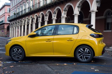 Mulhouse - Fransa - 13 Aralık 2020 - Sokağa park edilmiş sarı Peugeot 208 'in profil görüntüsü 
