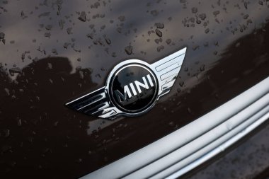 Mulhouse - Fransa - 13 Aralık 2020 - Caddeye park etmiş kahverengi mini Cooper 'ın yağmur damlalarının kapatılması 