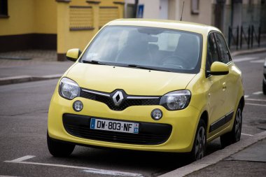 Mulhouse - Fransa - 27 Şubat 2021 - Sarı Renault Twingo 'nun önü sokağa park edildi 