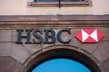 Strasbourg - Fransa - 28 Şubat 2021 - Banka binasındaki HSBC tabelasının kapatılması  
