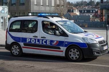 Mulhouse - Fransa - 2 Mart 2021 - Fransız polisinin sokakta siren ile yaptığı müdahale görüntüsü 