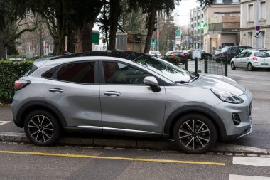 Mulhouse - Fransa - 5 Mart 2021 - Sokağa park edilmiş gri Ford Puma SUV profili