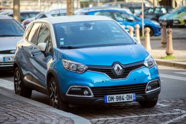 Mulhouse - Fransa - 6 Mart 2021 - Caddeye park edilmiş mavi Renault Captur 'un ön görüntüsü