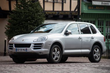 Colmar - Fransa - 7 Mart 2021 - Gri Porsche Cayenne SUV spor arabasının ön görüntüsü
