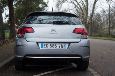 Mulhouse - Fransa - 7 Mart 2021 - Gri Citroen C4 'ün sokak manzarası
