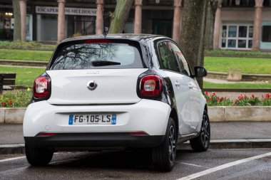 Mulhouse - Fransa - 11 MArch 2021 - Sokağa park edilmiş beyaz akıllı arabanın arka manzarası