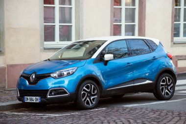 Mulhouse - Fransa - 6 Mart 2021 - Caddeye park edilmiş mavi Renault Captur 'un ön görüntüsü