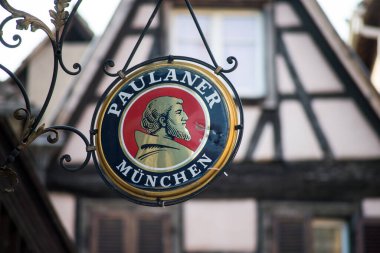 Colmar - Fransa - 7 Mart 2021 - Paulaner bira logosunun kapanışı