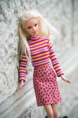 Mulhouse - Fransa - 13 Mart 2021 - Pembe etek giyen sarışın Barbie bebek portresi ve caddede taşlanmış bir duvara karşı duran renkli top