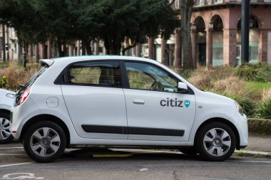 Mulhouse - Fransa - 13 Mart 2021 - Cityz tarafından kiralanmış elektrikli arabaların profil görüntüsü, İngiltere 'nin sokağa park etmiş ünlü araba paylaşım kavramı