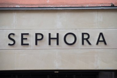 Colmar - Fransa - 14 Mart 2021 - Caddedeki Fransız parfüm dükkanının önündeki Sephora Kapanış Tabelası