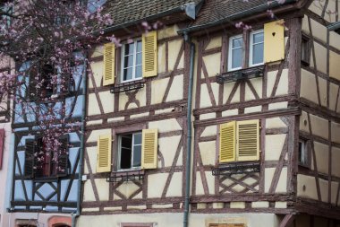 Colmar - Fransa 'da tipik ortaçağ mimarisinin perakendeciliği