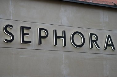 Colmar - Fransa - 14 Mart 2021 - Caddedeki Fransız parfüm dükkanının önündeki Sephora Kapanış Tabelası