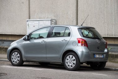 Mulhouse - Fransa - 20 Mart 2021 - Gri Toyota Yaris 'in sokakta park halindeki arabasının profil görüntüsü 