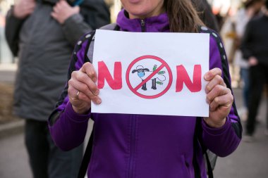 Mulhouse - Fransa - 27 Mart 2021 - Aşı karşıtı diktatörlüğü protesto eden insanlar 