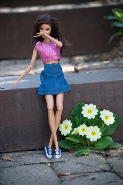 Mulhouse - Fransa - 31 Mart 2021 - Halk bahçesinde mavi kot etek giyen esmer Barbie bebek portresi