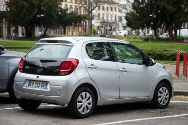 Mulhouse - Fransa - 8 Nisan 2021 - Sokağa park edilmiş yeni gri Citroen C1 'in arka görüntüsü