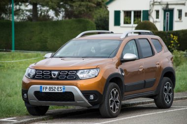 Mulhouse - Fransa - 9 Nisan 2021 - Dacia Duster arazi aracının kırsal yolda park halindeki ön görüntüsü 
