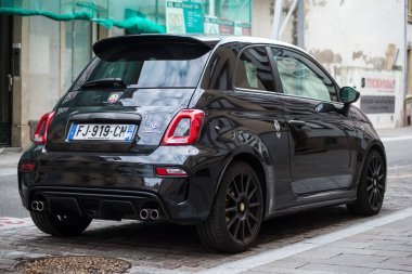 Mulhouse - Fransa - 11 Nisan 2021 - Sokağa park edilmiş siyah Abarth 595 'in arka görüntüsü