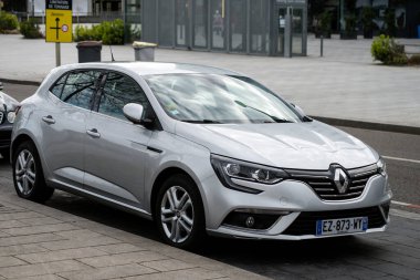 Mulhouse - Fransa - 11 Nisan 2021 - Gri Renault Megane 'nin caddeye park edilmiş ön görüntüsü