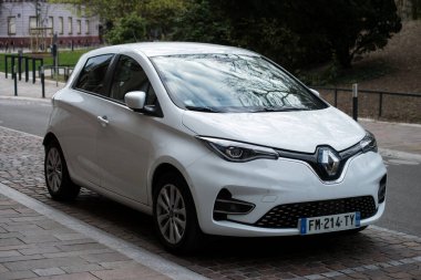 Mulhouse - Fransa - 11 Nisan 2021 - Beyaz Renault Zoe elektrikli arabasının önü sokağa park edilmiş 