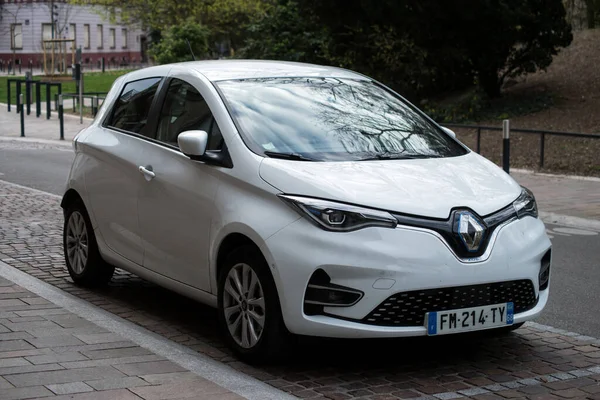 Mulhouse Frankrike April 2021 Framifrån Vit Renault Zoe Elbil Parkerad — Stockfoto