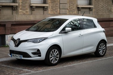 Mulhouse - Fransa - 11 Nisan 2021 - Beyaz Renault Zoe elektrikli arabasının önü sokağa park edilmiş 