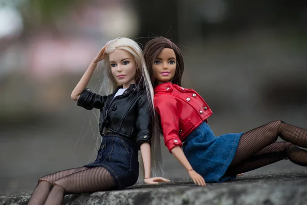 Mulhouse Frankrijk April 2021 Portret Van Blonde Brunette Barbie Poppen — Stockfoto