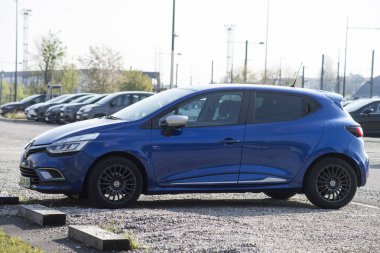 Mulhouse - Fransa - 17 Nisan 2021 - Sokağa park edilmiş mavi Renault Clio 'nun profil görüntüsü