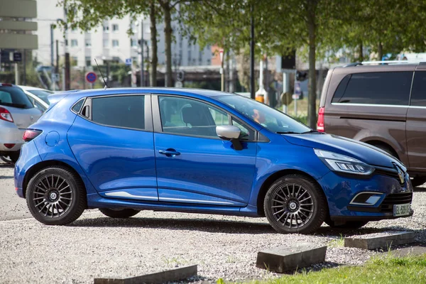 Mulhouse - France - 20 December 2021 - Profile view of blue Renault clio 2  parked on the road foto de Stock