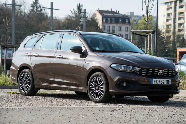 Mulhouse Frankrike April 2021 Framsidan Bruna Fiat Tipo Parkerad Gatan — Stockfoto