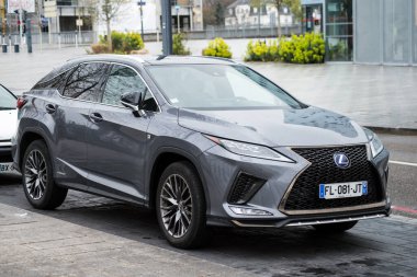 Mulhouse - Fransa - 18 Nisan 2021 - Gri Lexus RX 450 'nin sokak manzarası