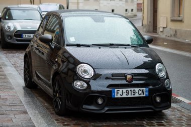 Mulhouse - Fransa - 18 Nisan 2021 - Yağmurlu bir günde sokağa park edilmiş siyah Abarth 595 'in ön görüntüsü