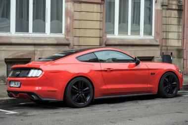 Mulhouse - Fransa - 20 Nisan 2021 - Turuncu Ford Mustang GT 5.0 'ın profil görüntüsü sokağa park edildi 