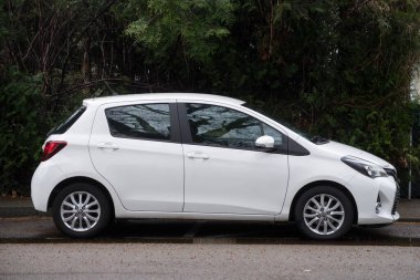Mulhouse - Fransa - 20 Nisan 2021 - Sokağa park etmiş beyaz Toyota Yaris 'in profil görüntüsü 
