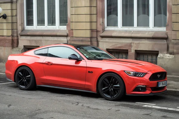 Mulhouse Franciaország 2021 Április Profil Megnézése Narancssárga Ford Mustang Parkolt — Stock Fotó