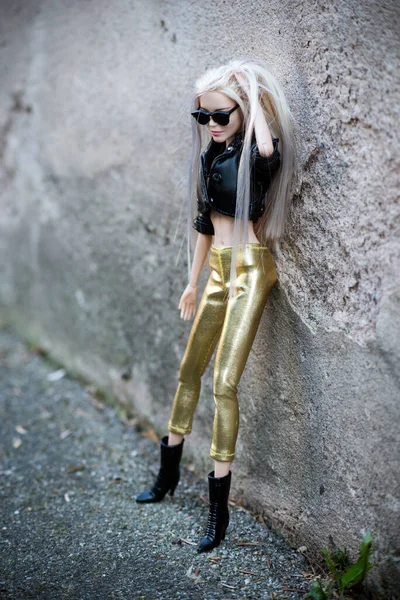 Mulhouse Frankrike April 2021 Porträtt Blond Barbie Docka Klädd Svart — Stockfoto