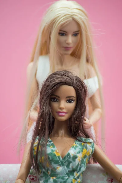 Mulhouse Francia Abril 2021 Retrato Muñecas Barbie Morenas Rubias Sobre —  Fotos de Stock