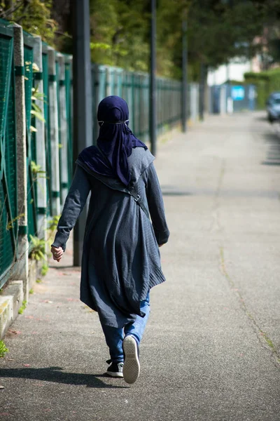 Porträt Auf Der Rückseite Der Verschleierten Muslimin Die Auf Der — Stockfoto