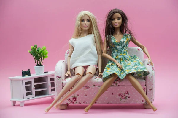 Mulhouse Francia Abril 2021 Retrato Muñecas Barbie Morenas Rubias Sentadas —  Fotos de Stock