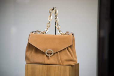 Moda galerisinde kahverengi el çantasının yakın çekimi.