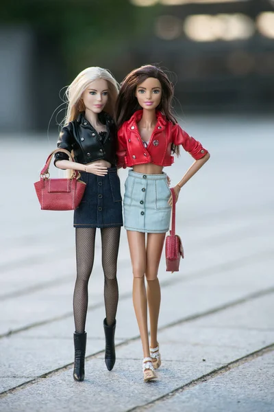 Mulhouse França Abril 2021 Retrato Duas Bonecas Barbie Vestindo Jaqueta — Fotografia de Stock