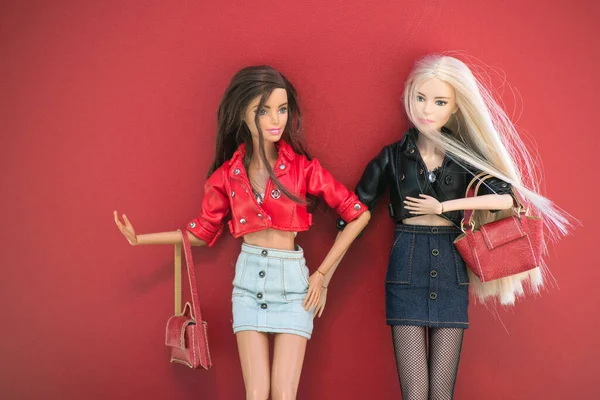 Mulhouse Francia Aprile 2021 Ritratto Due Bambole Barbie Con Giacca — Foto Stock