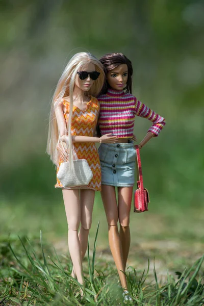 Mulhouse Francia Abril 2021 Retrato Muñecas Barbie Rubias Morenas Con —  Fotos de Stock