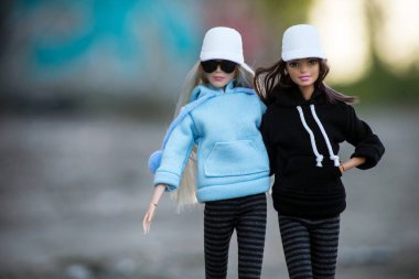 Mulhouse - Fransa - 27 Nisan 2021 - İki Barbie bebeğin çıplak tozluk ve kazak giymiş portresi sokakta duruyor 