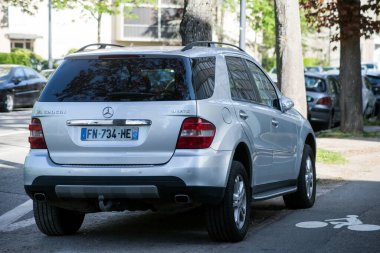 Mulhouse - Fransa - 27 Nisan 2021 - Gri Mercedes ML 320 CDI SUV 'un arka görüntüsü sokağa park edilmiş 