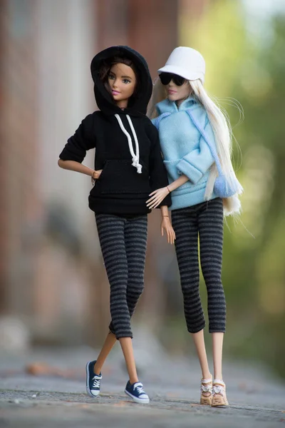 Mulhouse França Abril 2021 Retrato Duas Bonecas Barbie Vestindo Uma — Fotografia de Stock