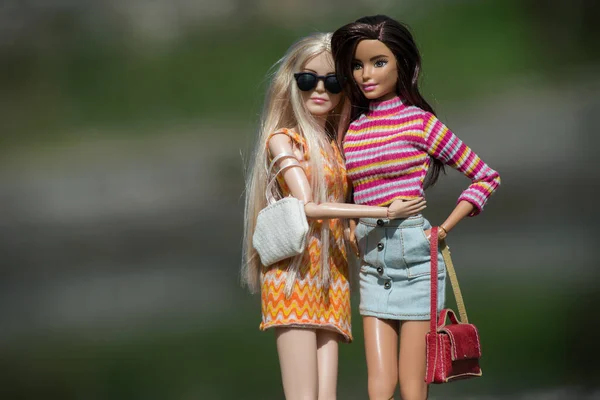 Mulhouse França Abril 2021 Retrato Bonecas Barbie Loira Morena Usando — Fotografia de Stock