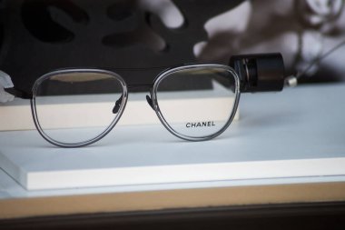 Mulhouse - Fransa - 26 Nisan 2021 - Chanel 'in gözlüklerinin bir gözlükçü mağazasında kapatılması