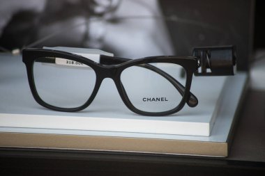 Mulhouse - Fransa - 26 Nisan 2021 - Chanel 'in gözlüklerinin bir gözlükçü mağazasında kapatılması